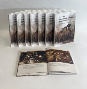 okładki publikacji Eugeniusz Jelonek, „Wspomnienia o pociągu pancernym Smok” jeden egzemplarz otwarty na kartach z ilustracjami 