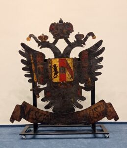 Herb Austro-Węgier pochodzący z dawnego c.k. Sądu Krajowego przy ul. Grodzkiej 52 w Krakowie