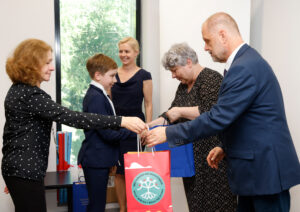 Od lewej: dr Barbara Berska (Archiwum Narodowe w Krakowie), Filip Wawrzyniak, Ewa Piwowarczyk (Kuratorium Oświaty w Krakowie), dr Gabriela Olszowska, Małopolska Kurator Oświaty i prof. dr. hab. Wojciech Krawczuk, Dyrektor Archiwum Narodowego w Krakowie.Fot. Wojciech Staszkiewicz