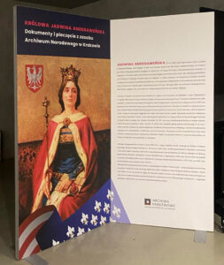 Plansza tytułowa wystawy "Dokumenty i pieczęcie królowej Jadwigi Andegaweńskiej w zasobie Archiwum Narodowego w Krakowie.