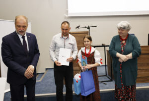 – Wręczanie wyróżnienia w konkursie Karolinie Klozyk, uczennicy Szkoły Podstawowej nr 1 im. Św. Królowej Jadwigi w Lipnicy Wielkiej - prof. dr hab. Wojciech Krawczuk, Dyrektor ANK (L), Łukasz Klozyk, dyrektor Szkoły (C), Karolina Klozyk (C), dr Garbiela Olszowska, Małopolski Kurator Oświaty (P) Archiwum Narodowe w Krakowie, Aula im. dr. Sławomira Radonia, fot. Wojciech Staszkiewicz 