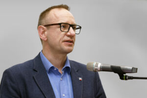 Piotr Strembski (NAC) podczas wystąpienia „Możliwości wykorzystania internetowych źródeł wiedzy w procesie dokumentacji zabytków” w ramach III Kongresu Konserwatorów Polskich, 15 października 2025 r., fot. Wojciech Staszkiewicz.