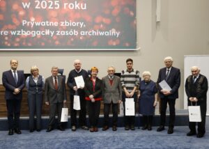 Dyrekcja Archiwum Narodowego w Krakowie z Darczyńcami.Fot. Wojciech Staszkiewicz