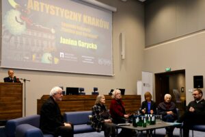 Prof. dr hab. Wojciech Krawczuk, Dyrektor Archiwum narodowego w Krakowie podczas rozpoczęcia spotkania. .Na pierwszym planie paneliści. Od lewej: Leszek Wójtowicz, Krystyna Styrna-Bartkowicz, Ola Maurer, Jolanta Drużyńska, Kazimierz Wiśniak i Sebastian Kudas.Fot. Wojciech Staszkiewicz