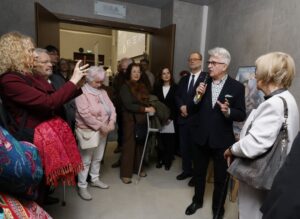 Hieronim Sieński (SAISPPB) kurator wystawy wraz z Lilianną Pochwalską (ANK), opowiada o materiałach z jego swojej kolekcji prezentowanych na wspólnej wystawie poświęconej Janinie Garyckiej. Fot. Wojciech Staszkiewicz