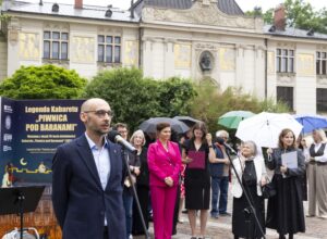 Przemawia Paweł Szczepanik – Pełnomocnik Prezydenta Miasta Krakowa ds. Kultury, otwarcie wystawy „Legenda Kabaretu Piwnica pod Baranami”, fot. Wojciech Staszkiewicz