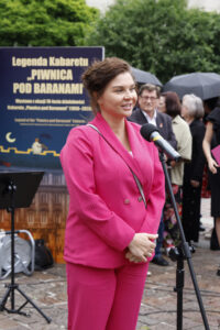 Przemawia Aleksandra Walczyk – Dyrektor Krakowskiego Forum Kultury, otwarcie wystawy „Legenda Kabaretu Piwnica pod Baranami”, fot. Wojciech Staszkiewicz