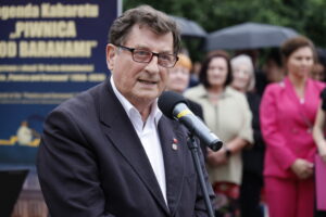 StaszkiewiczPrzemawia Bogdan Micek – Dyrektor Piwnicy pod Baranami, otwarcie wystawy „Legenda Kabaretu Piwnica pod Baranami”, fot. Wojciech Staszkiewicz