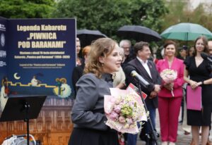 Przemawia Lilianna Pochwalska – kuratorka wystawy z Archiwum Narodowego w Krakowie, otwarcie wystawy „Legenda Kabaretu Piwnica pod Baranami”, fot. Wojciech Staszkiewicz