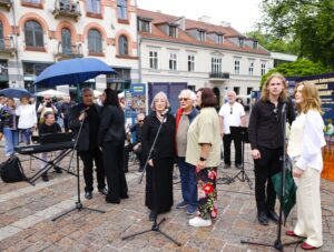 Występ Artystów „Piwnicy pod Baranami” na otwarciu wystawy „Legenda Kabaretu Piwnica pod Baranami” na Placu Szczepańskim w Krakowie, fot. Wojciech Staszkiewicz