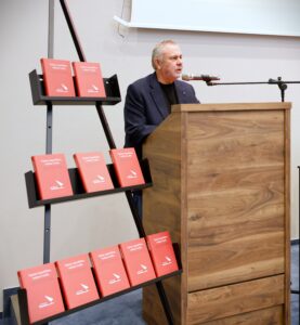 Prof. dr. hab. Waldemar Chorążyczewski (UMK), podczas premiery publikacji „Opisać niepodobna, widzieć trzeba. Podróż Zdzisława Tarnowskiego do Egiptu i Ziemi Świętej w 1891 roku” w opracowaniu naukowym Grażyny Spyrki,(fot. Wojciech Staszkiewicz)