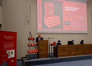 Prof. dr hab. Wojciech Krawczuk, Dyrektor Archiwum Narodowego w Krakowie, podczas premiery publikacji „Opisać niepodobna, widzieć trzeba. Podróż Zdzisława Tarnowskiego do Egiptu i Ziemi Świętej w 1891 roku” w opracowaniu naukowym Grażyny Spyrki, (fot. Wojciech Staszkiewicz) 