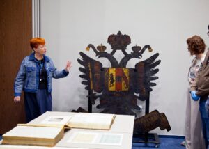 Dr Kamila Follprecht na pokazie  materiałów archiwalnych dotyczących Twierdzy Kraków w Archiwum Narodowym Krakowie.Fot. Anna Seweryn