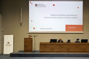 Dr Barbara Berska (ANK) podczas prelekcji "Zadania archiwów państwowych, czyli co wy tam w tych archiwach robicie".Fot. Wojciech Staszkiewicz