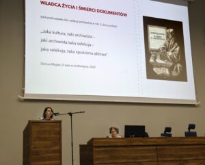 Dr Katarzyna Jaskółka-Leśniak (ANK) podczas prelekcji Archiwista – „Władca życia i śmierci dokumentów”, czyli o co chodzi w nadzorze archiwalnym.Fot. Wojciech Staszkiewicz