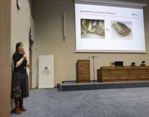 Małgorzata Bochenek (ANK) podczas prelekcji "Zalecenia dotyczące technicznego przygotowania materiałów archiwalnych do przekazania do Archiwum Narodowego w Krakowie".Fot. Wojciech Staszkiewicz