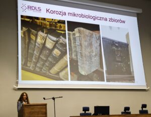 Dr Magdalena Dyda (Research and Development for Life Science Sp. z o.o. / Wydział Biologii Uniwersytetu Warszawskiego) podczas prelekcji "Mikroorganizmy w archiwum – jak chronić zbiory, pracowników i środowisko przechowywania".Fot. Wojciech Staszkiewicz